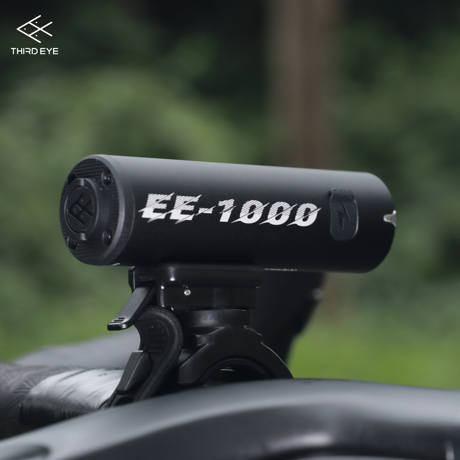 Rechargeable LED Bicycle Headlight 200m Range IPX6 Waterproof 5 Modes Digital Display Front Bike Light for Night Riding