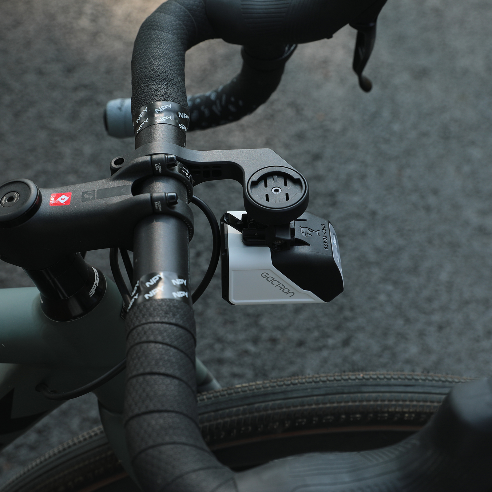 Gaciron Cetus-1700 Aerodynamic Underneath Mount LED Bike Headlight Wireless Remote Rechargeable IPX6 Aluminum Alloy Night Riding